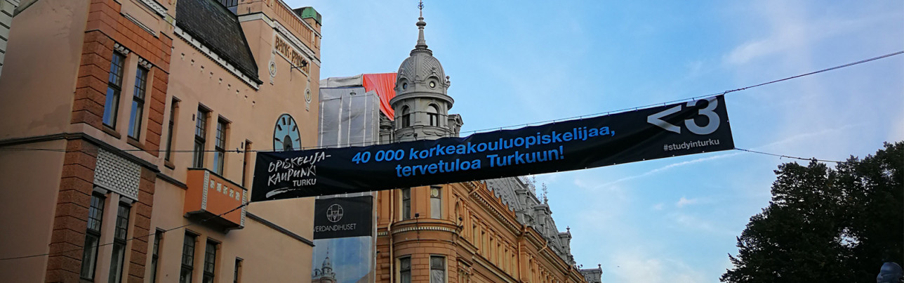 Tervetuloa Turkuun opiskelijat -banderolli Aurakadulla