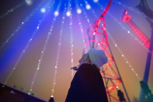 Nainen joka katsoo taivaalla olevia valonsäteitä