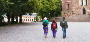 "Opiskelijoita tuomiokirkon edessä"