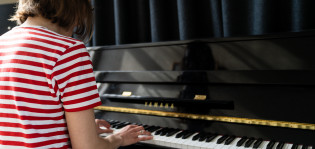 Tyttö soittaa pianoa