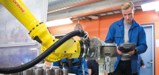 Tekniikan opiskelija koneen äärellä