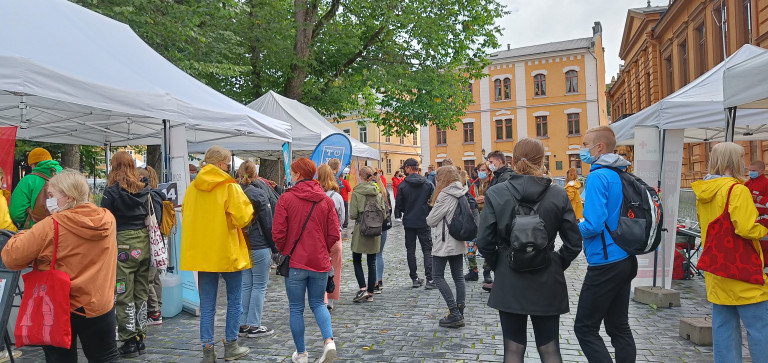 Opiskelijat kävelevät messualueella.